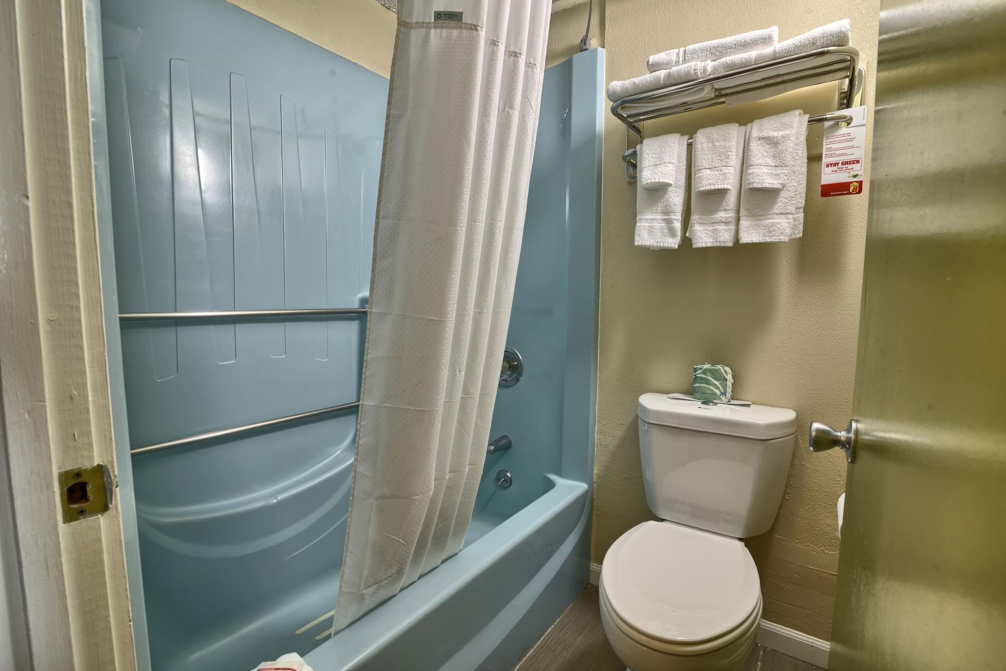 Super 8 By Wyndham Hotel 2*