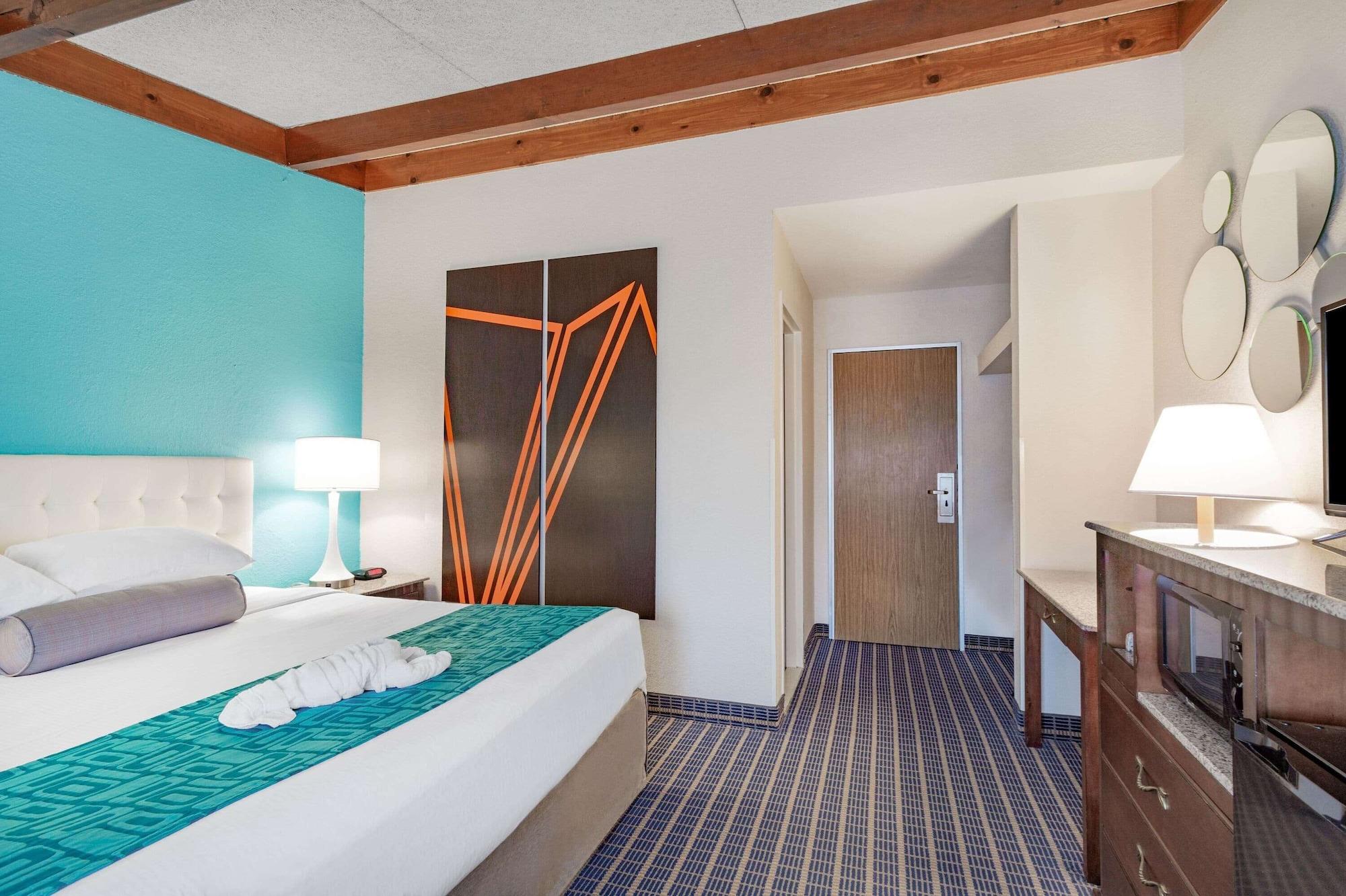 Howard Johnson By Wyndham