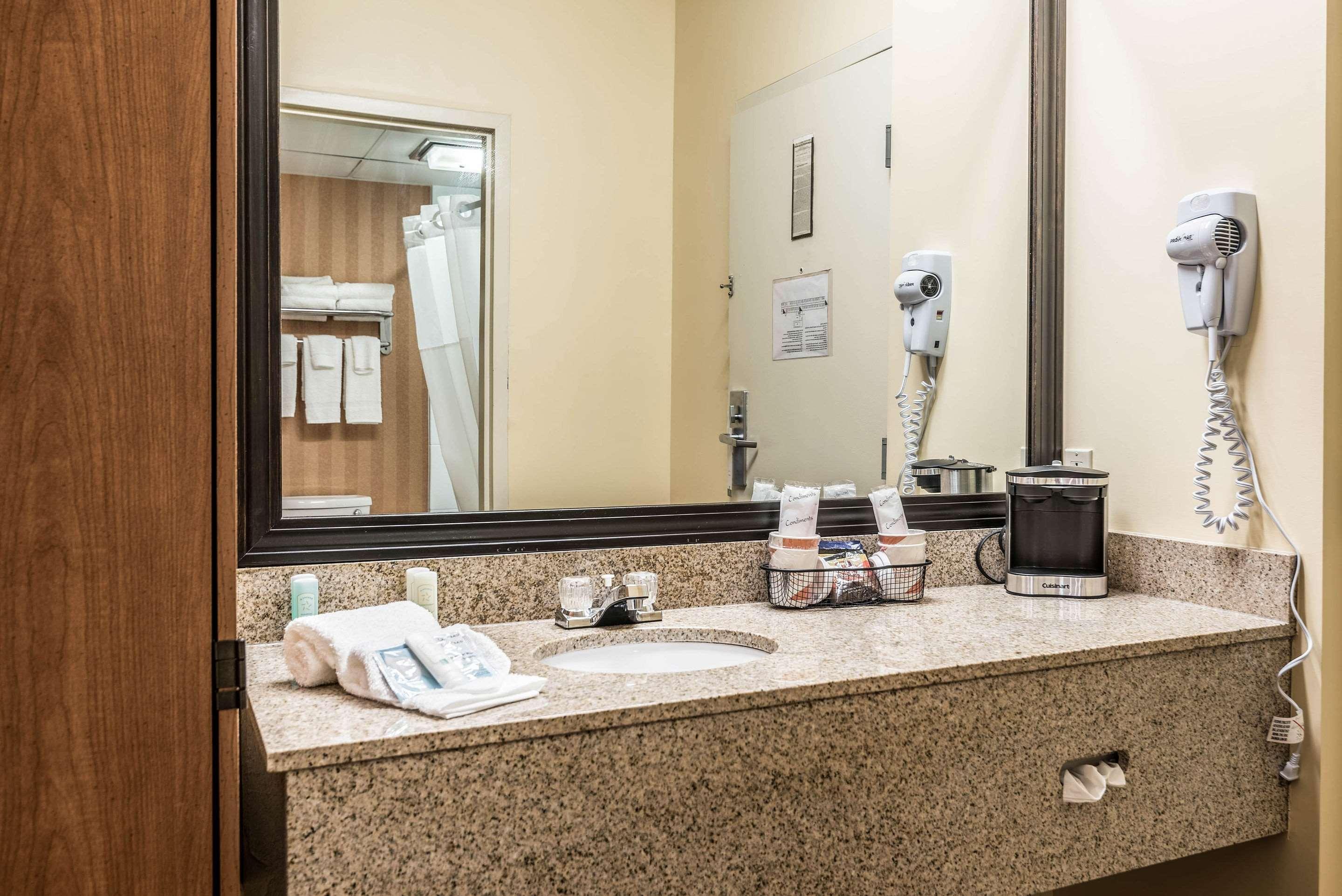 Quality Airport Inn 3*