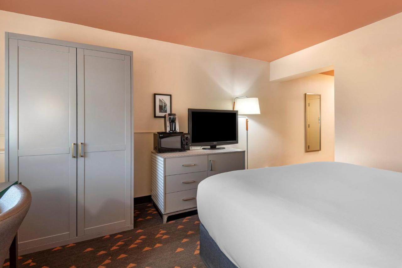 By Ihg