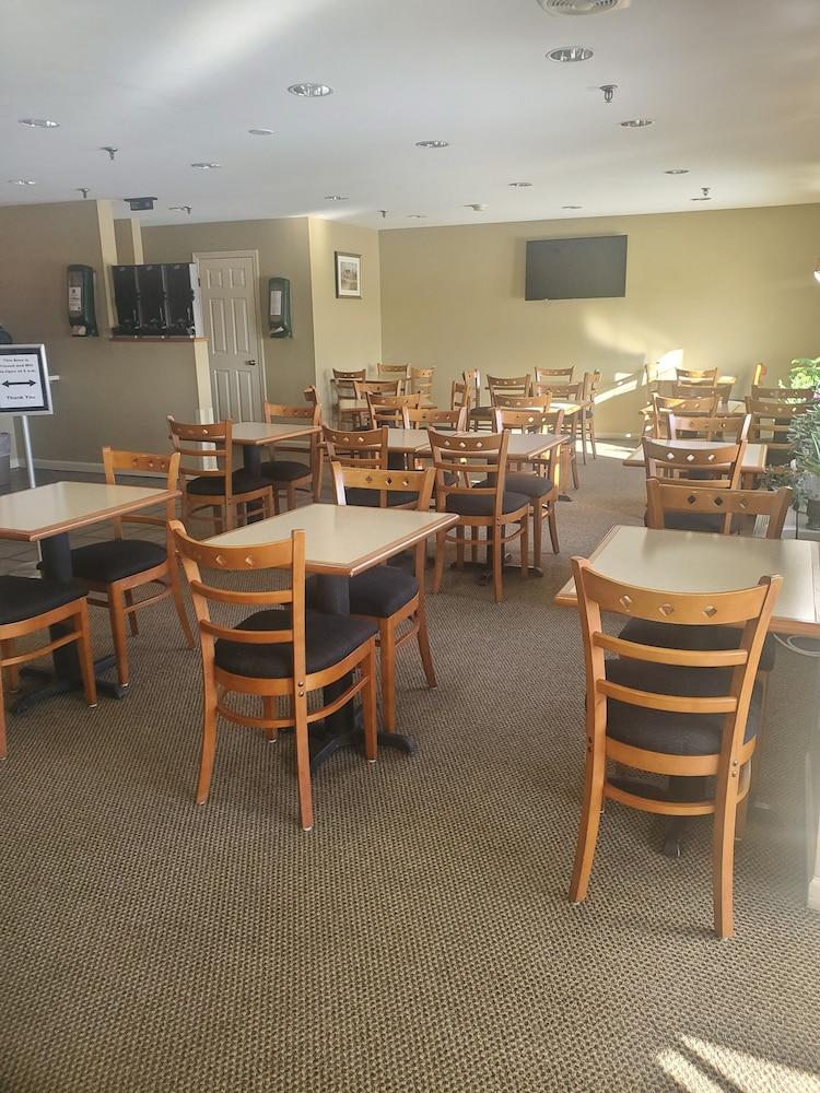 Hotel Country At The Mall 3*