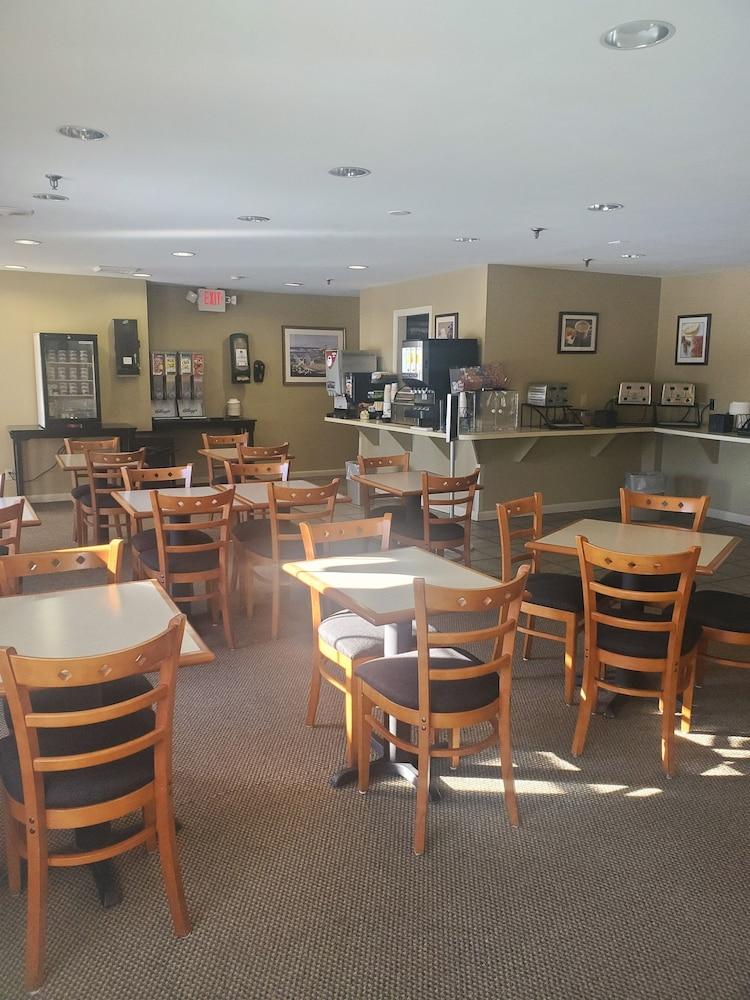 Country At The Mall 3* Bangor