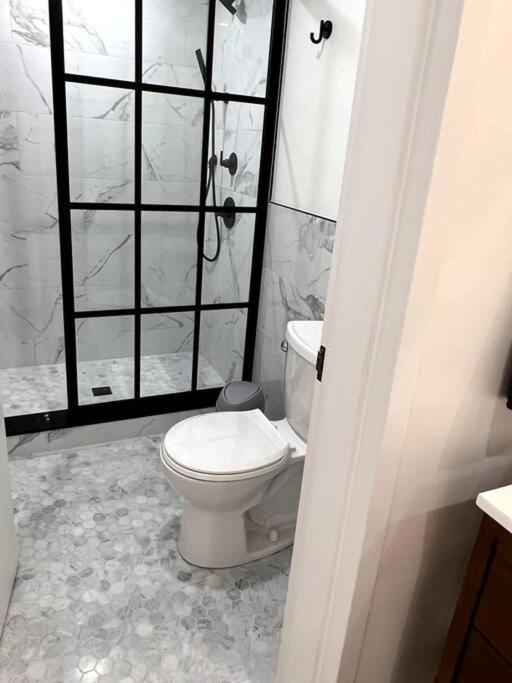 Apartment The Phenix Historic Dtwn Hotel, King Bed, Pickering Square View, # 301