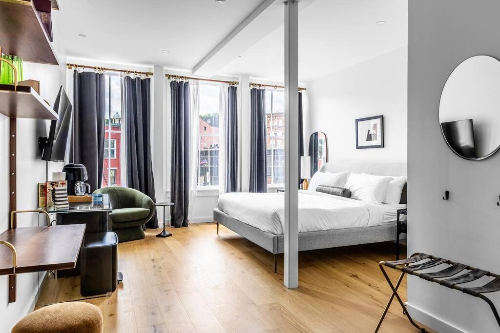 The Phenix Historic Dtwn Hotel, King Bed, Pickering Square View, # 301 Apartment Bangor
