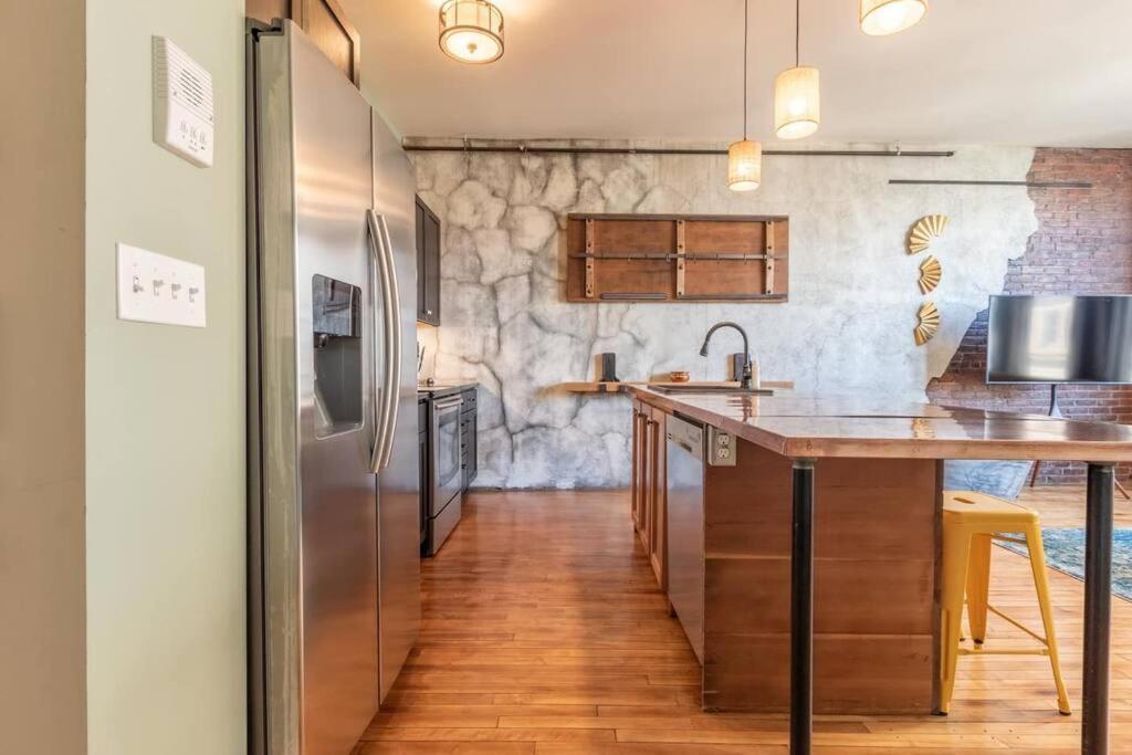 Apartment Chic Downtown Retreat - Rooftop Oasis Bangor