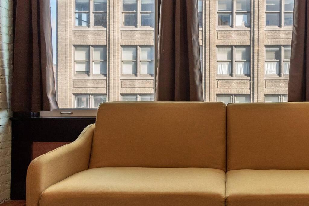Chic Downtown Retreat - Rooftop Oasis Apartment