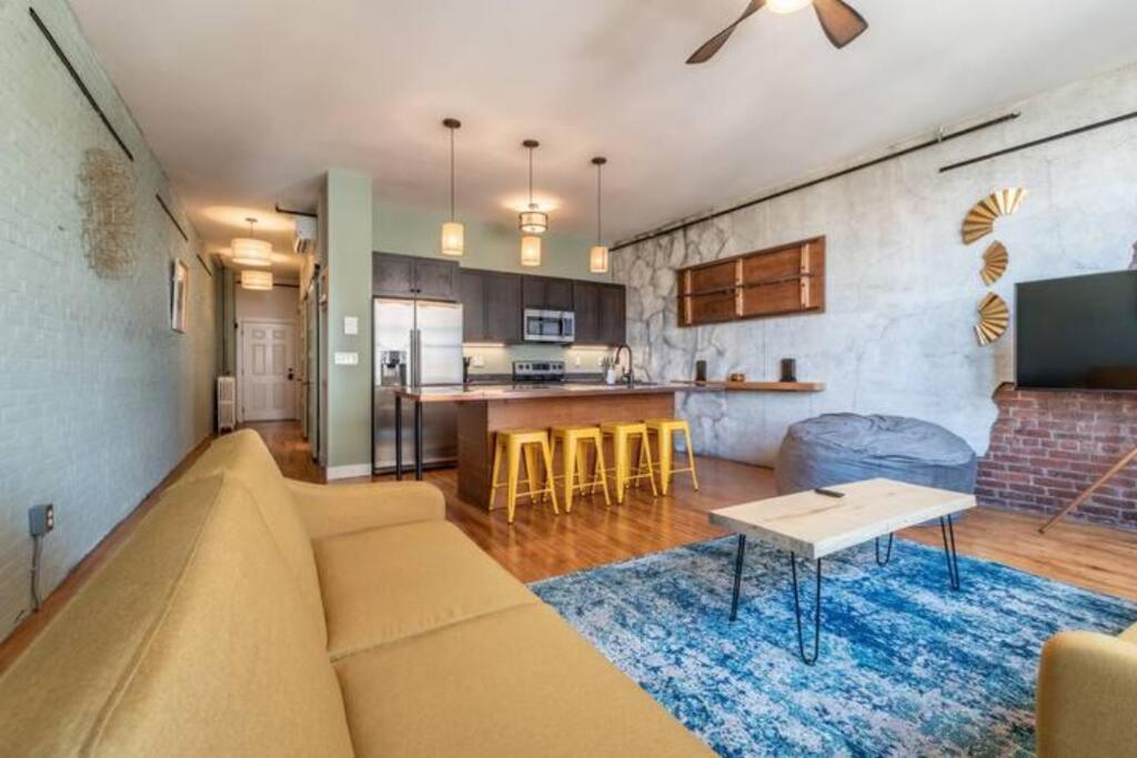 Apartment Chic Downtown Retreat - Rooftop Oasis