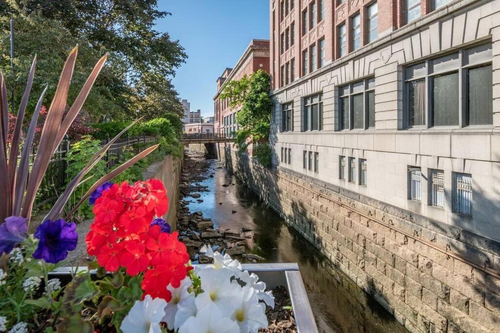 Chic Downtown Retreat - Rooftop Oasis
