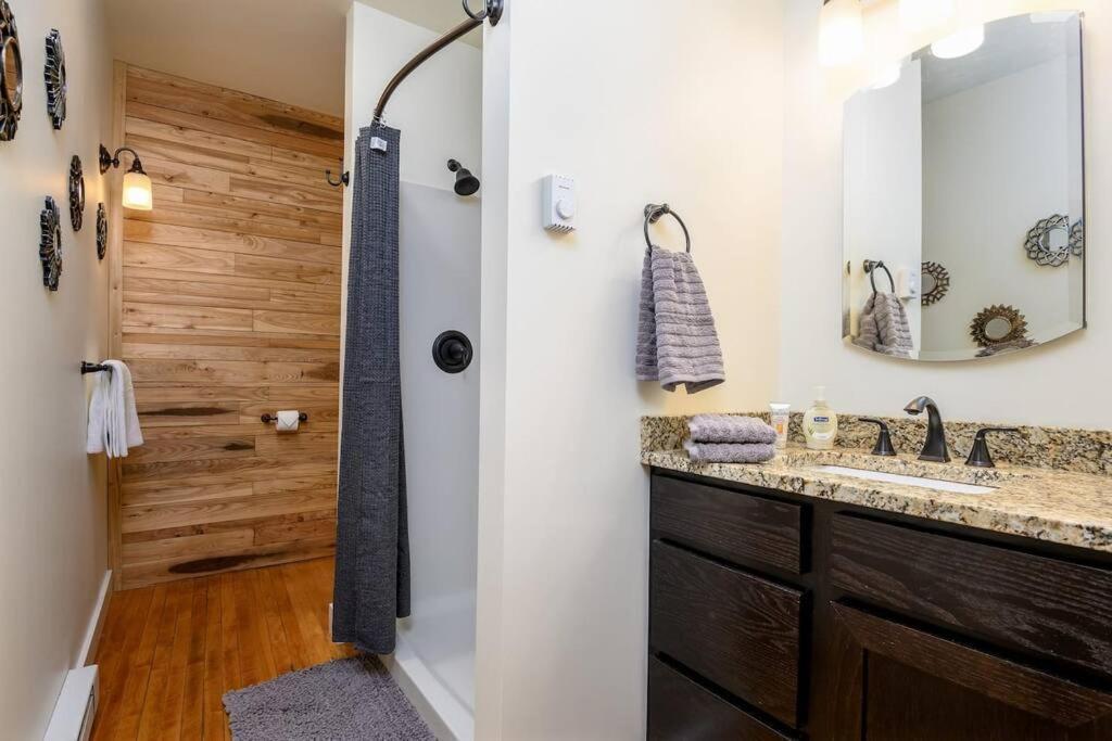 Cityscape Elegance - Stylish Skyline Views Retreat * Bangor