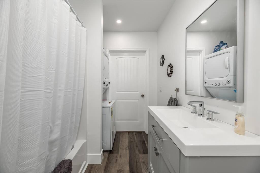 Fresh Riverfront - Washer & Dryer On-site Apartment *