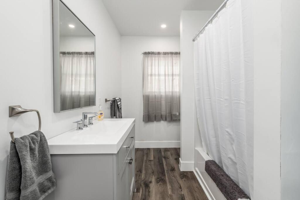 Fresh Riverfront - Washer & Dryer On-site Apartment