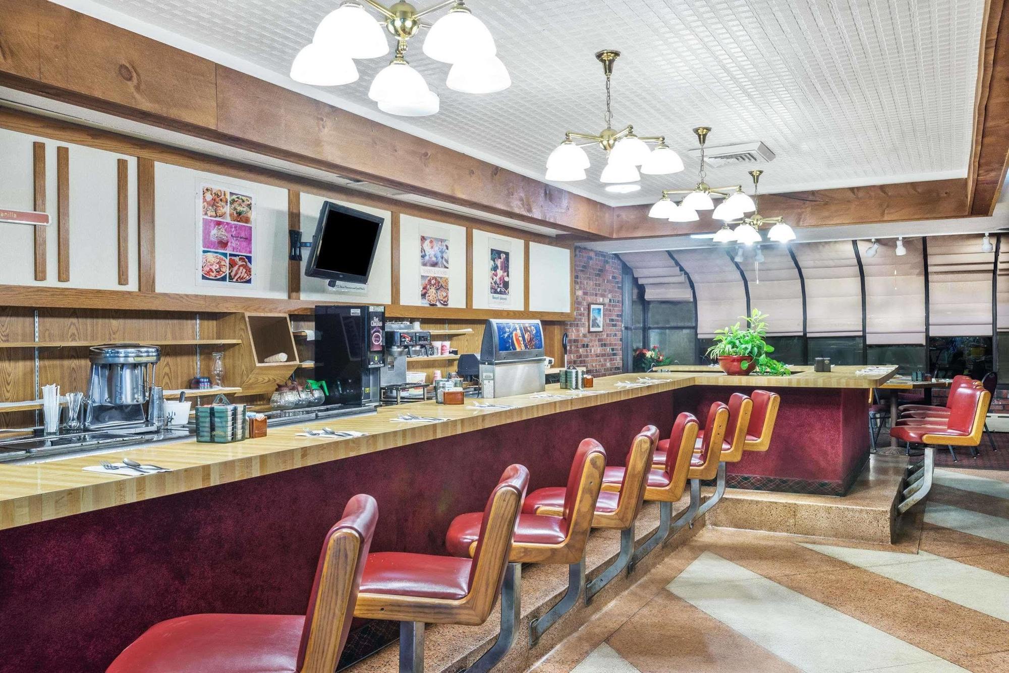 Howard Johnson By Wyndham