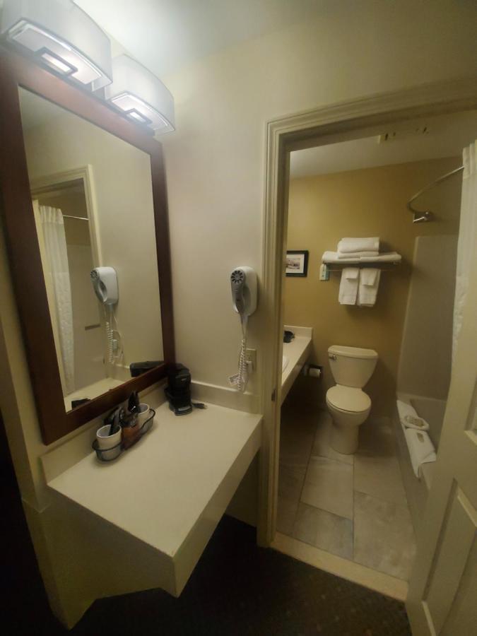Country At The Mall Hotel 3*