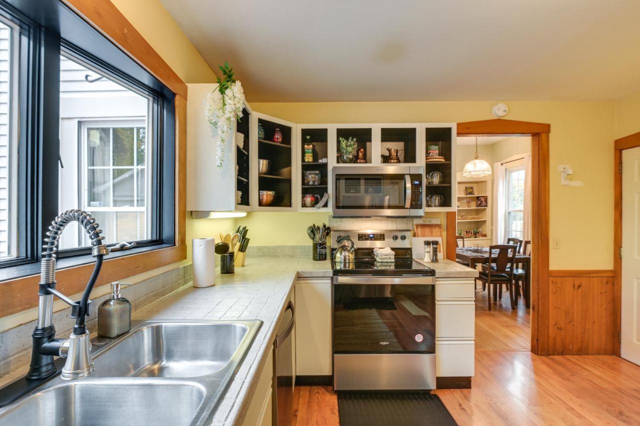 Charming With Deck Less Than 1 Mi To Downtown Holiday home *