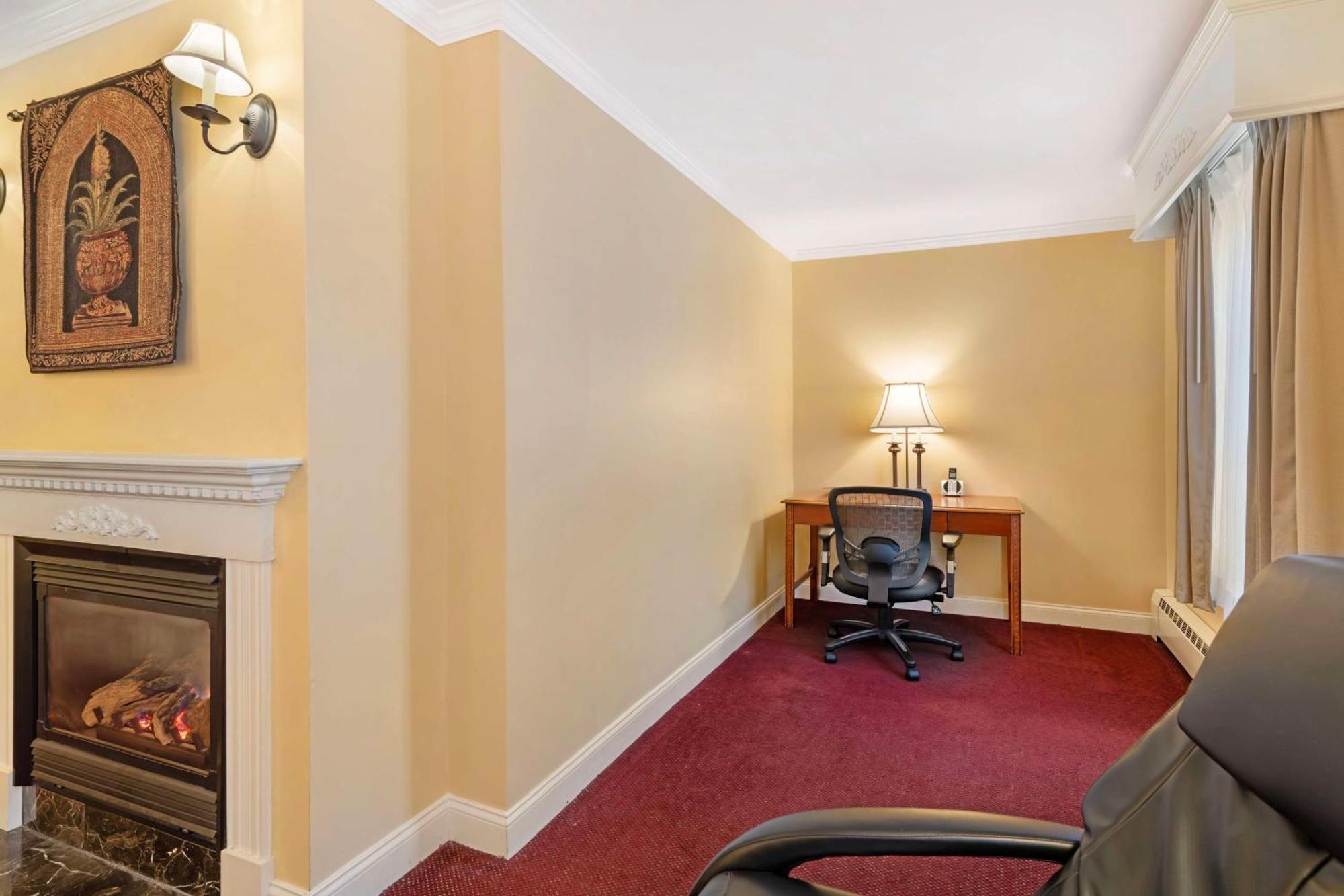 Western White House Hotel 3*