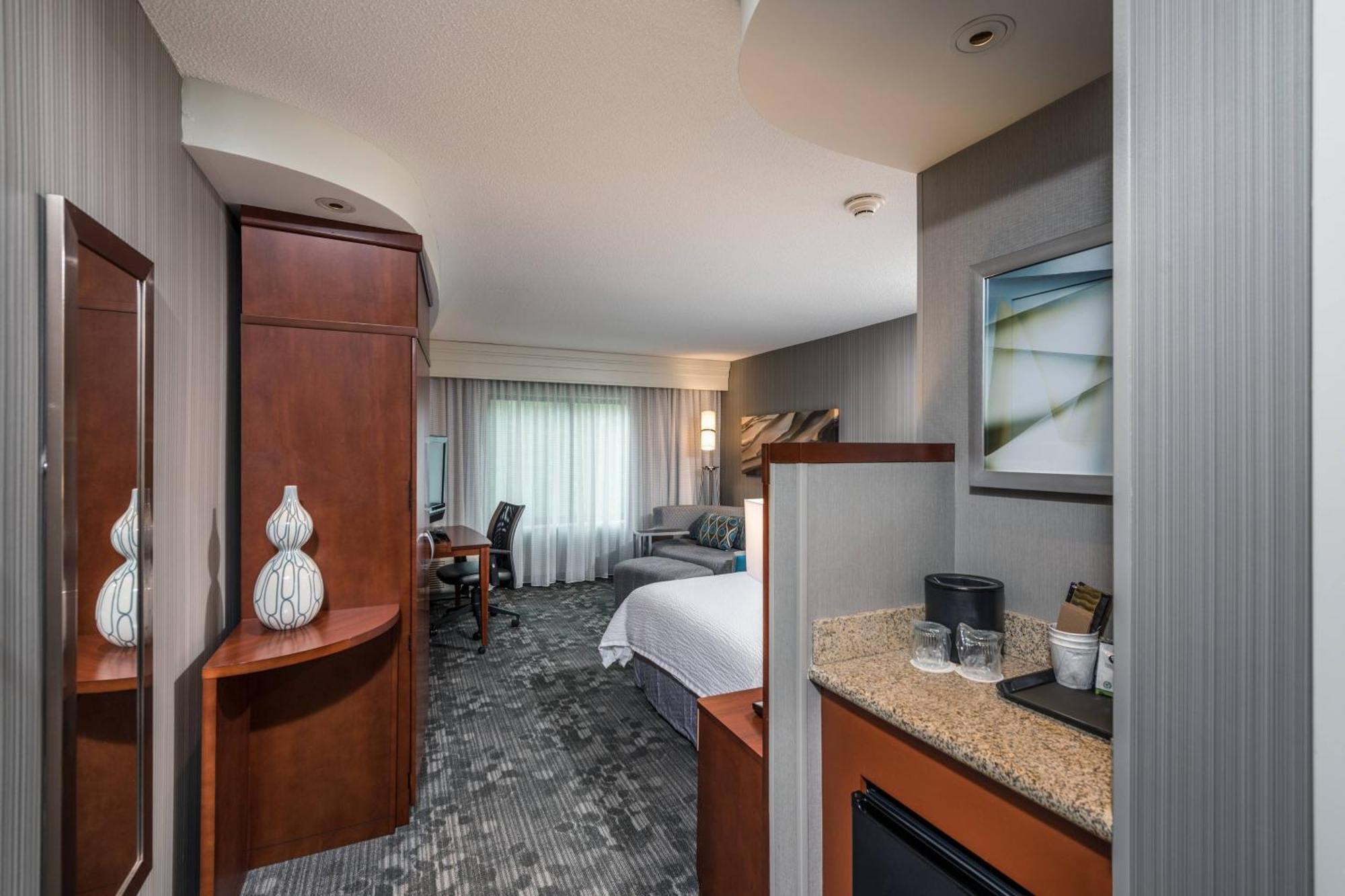 Courtyard 3*