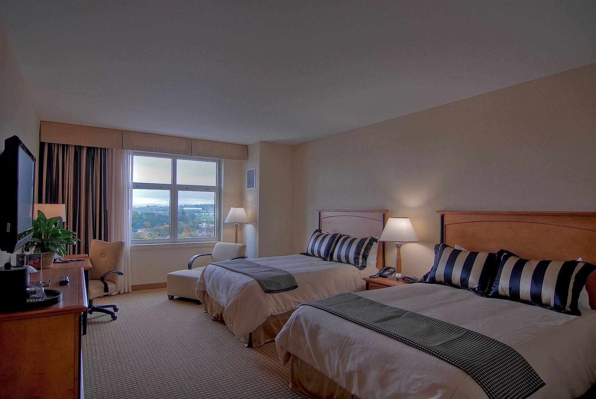 Hollywood Casino Hotel 3*